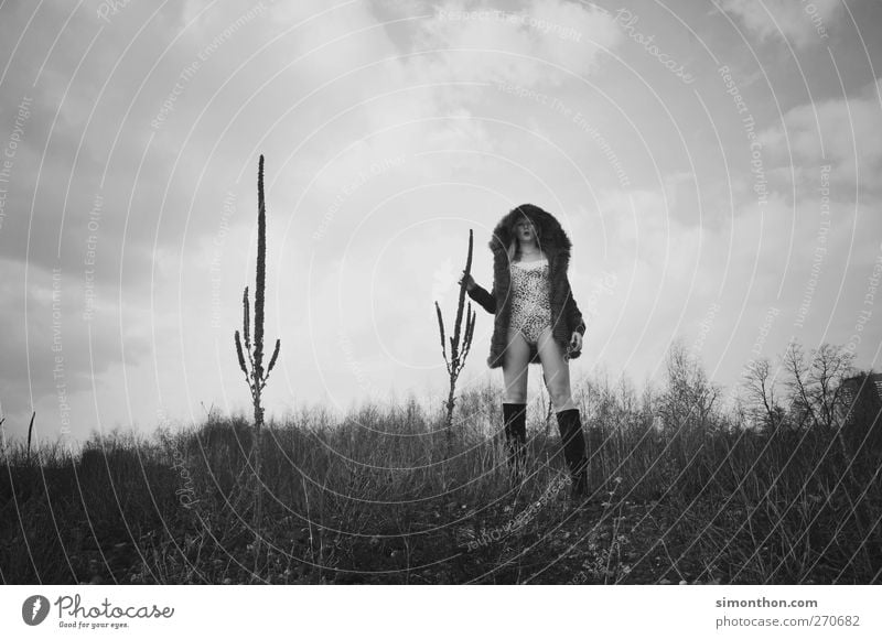 mode 1 Mensch ästhetisch Mantel Badeanzug Kaktus Pflanze Model Stil Surrealismus Futurismus Apokalypse Schwarzweißfoto