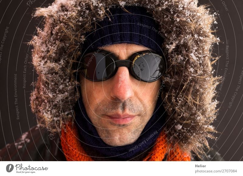 Ein Abenteurer im Winter mit altmodischer Sonnenbrille Stil Abenteuer Expedition Schnee Wintersport Mann Erwachsene 1 Mensch 30-45 Jahre Eis Frost Jacke Schal