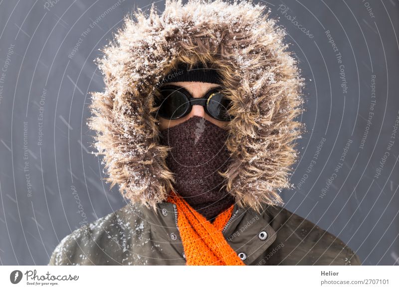 Ein Abenteurer im Winter mit altmodischer Sonnenbrille Stil Abenteuer Expedition Schnee Wintersport Mann Erwachsene 1 Mensch 30-45 Jahre Eis Frost Jacke Schal