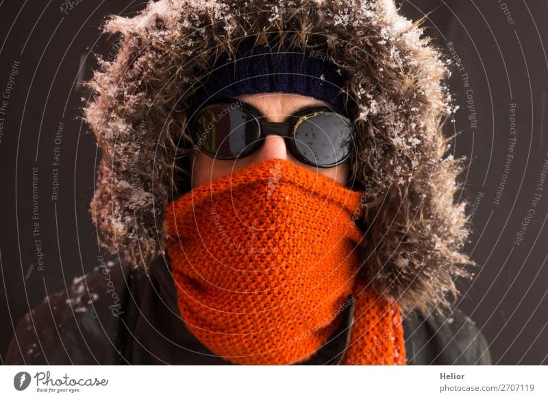 Ein Abenteurer im Winter mit altmodischer Sonnenbrille Ferien & Urlaub & Reisen Abenteuer Expedition Schnee Sport Wintersport Mann Erwachsene 1 Mensch