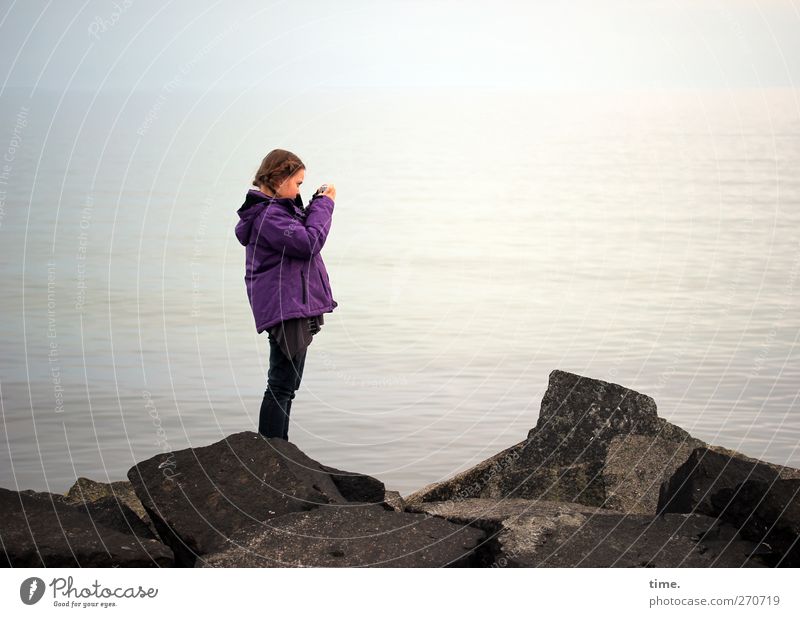Hiddensee | Nachwuchsförderung Mensch feminin Mädchen Kindheit Körper 1 8-13 Jahre Natur Wasser Wellen Küste Ostsee Hose Jacke Stein beobachten stehen entdecken