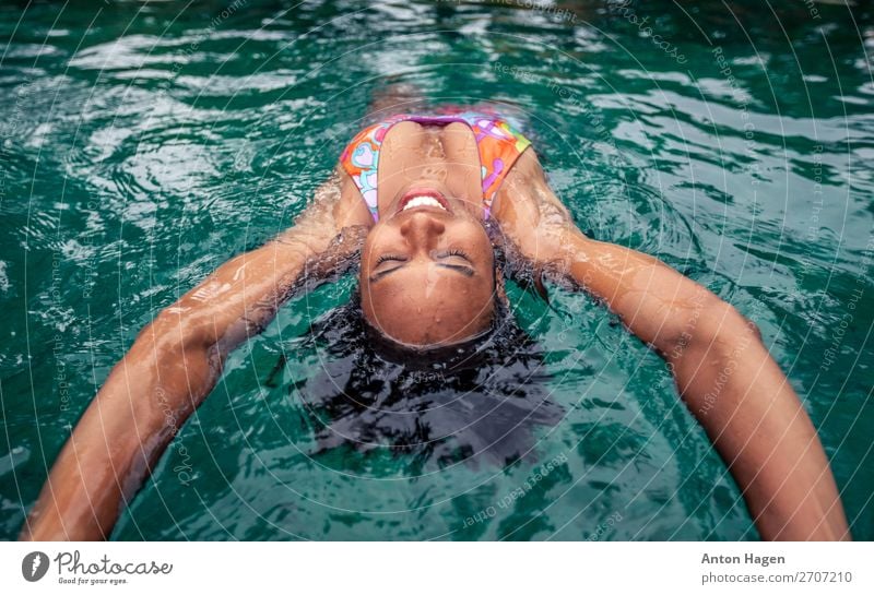 Junge Frau schwimmt auf dem Rücken Lifestyle Gesundheit sportlich Leben harmonisch Sinnesorgane Erholung Schwimmbad Schwimmen & Baden Mensch Jugendliche 1