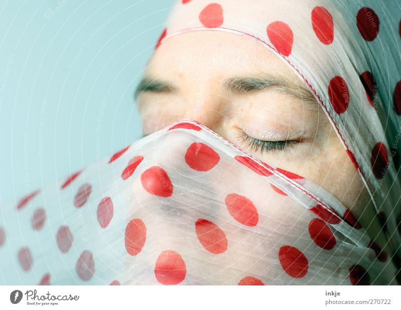 sunny II Frau Erwachsene Leben Gesicht 1 Mensch 30-45 Jahre Tuch Kopftuch Punkt Erholung genießen rot Gefühle Stimmung gepunktet Nur eine Frau allein