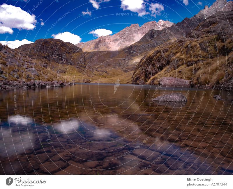 See mit Reflektion auf dem Ausangate Trail, Peru Natur Landschaft Urelemente Wasser Schönes Wetter Berge u. Gebirge laufen Ferien & Urlaub & Reisen blau braun