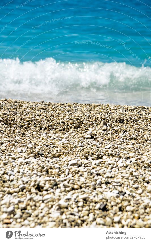 Strand in Albanien Umwelt Natur Landschaft Wasser Sommer Schönes Wetter Wellen Küste Meer Mittelmeer Stein Sand kalt Kitsch schön blau gelb weiß Kies