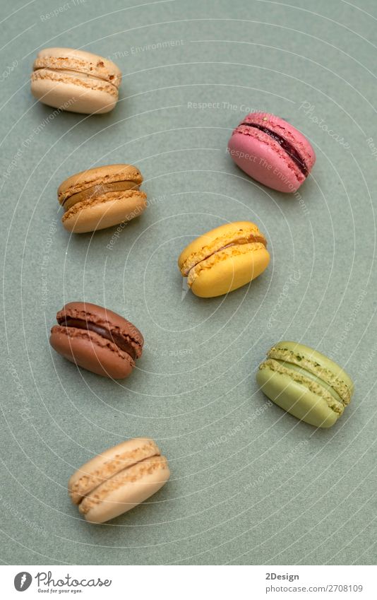 Obige Ansicht von bunten Makronen auf Marmorgrund Dessert Gastronomie frisch hell lecker weich gelb grün Farbe aufgereiht orange purpur appetitlich angeordnet