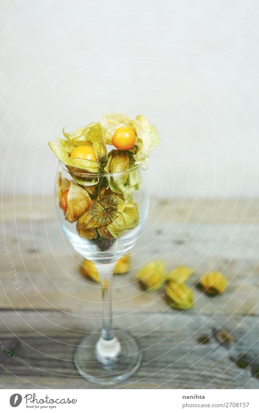 Schöne und elegante Makro-Nahaufnahme der Physalis Lebensmittel Frucht Dessert Ernährung Bioprodukte Design exotisch schön Tisch Restaurant Blatt Holz einfach