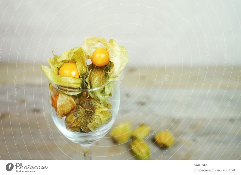 Schöne und elegante Makro-Nahaufnahme der Physalis Lebensmittel Frucht Dessert Bioprodukte Design exotisch schön Tisch Restaurant Pflanze Blatt Holz einfach