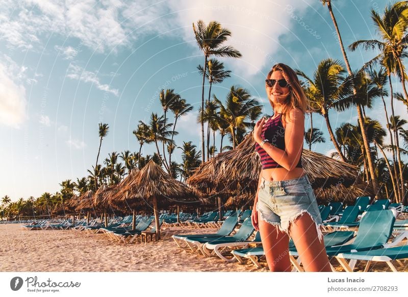 Mädchen an den Bavaro Stränden in Punta Cana, Dominikanische Republik Glück Erholung Spa Ferien & Urlaub & Reisen Tourismus Sommer Strand Meer Insel Frau