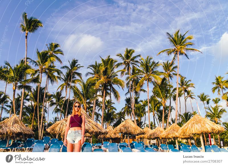 Mädchen an den Bavaro Stränden in Punta Cana, Dominikanische Republik Glück Erholung Spa Ferien & Urlaub & Reisen Tourismus Sommer Strand Meer Insel Frau