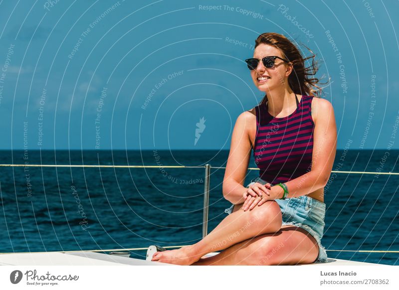 Mädchen in einem Boot nahe der Insel Saona, Dominikanische Republik Glück Ferien & Urlaub & Reisen Tourismus Sommer Strand Meer Frau Erwachsene Umwelt Natur