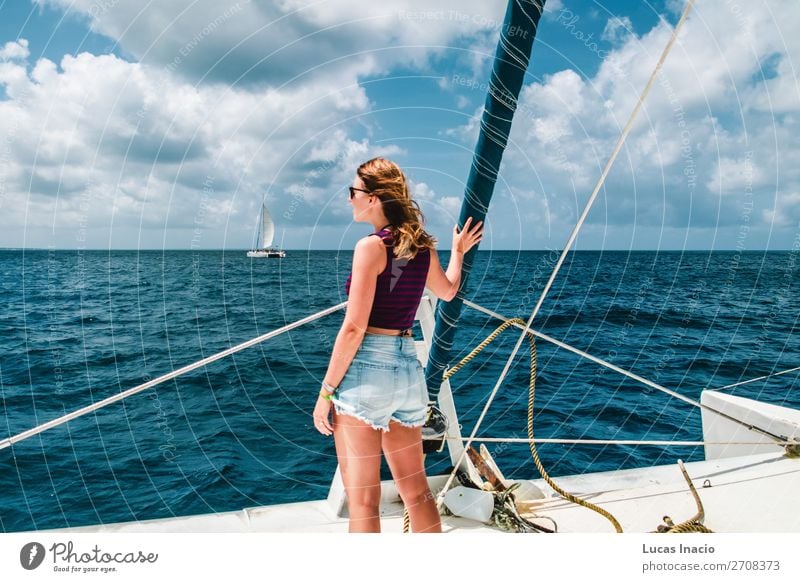 Mädchen in einem Boot nahe der Insel Saona, Dominikanische Republik Glück Ferien & Urlaub & Reisen Tourismus Sommer Strand Meer Frau Erwachsene Umwelt Natur