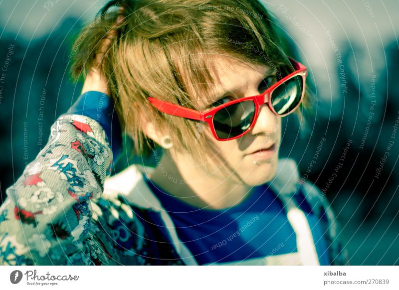 Sunny Lifestyle Stil Junger Mann Jugendliche 1 Mensch 18-30 Jahre Erwachsene Sonnenbrille Coolness heiß trendy einzigartig verrückt wild blau rot türkis Blitz