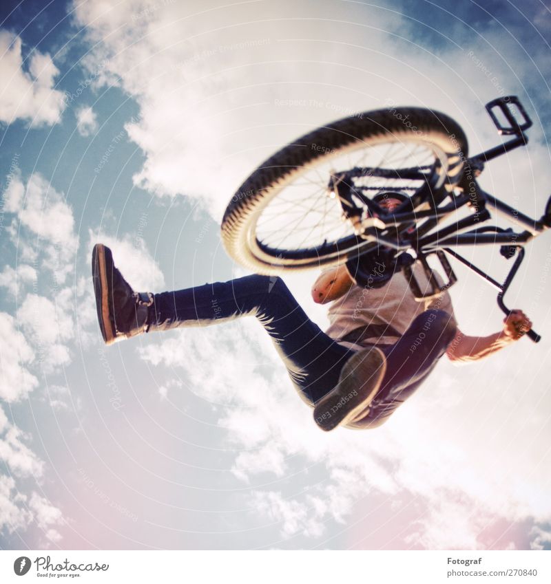 BMX Tailwhip Sport Fahrradfahren Mensch Junger Mann Jugendliche 1 18-30 Jahre Erwachsene Jugendkultur Himmel Wolken T-Shirt Jeanshose Turnschuh springen trendy