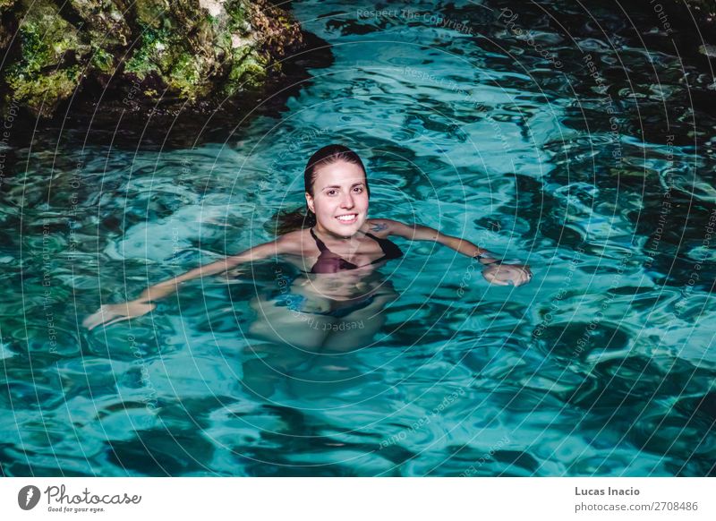 Mädchen bei Hoyo Azul in Punta Cana, Dominikanische Republik Glück Ferien & Urlaub & Reisen Tourismus Sommer Insel Frau Erwachsene blond rothaarig Lächeln