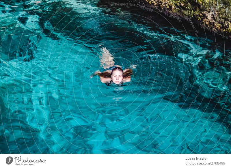 Mädchen bei Hoyo Azul in Punta Cana, Dominikanische Republik Glück Ferien & Urlaub & Reisen Tourismus Sommer Insel Mensch feminin Junge Frau Jugendliche