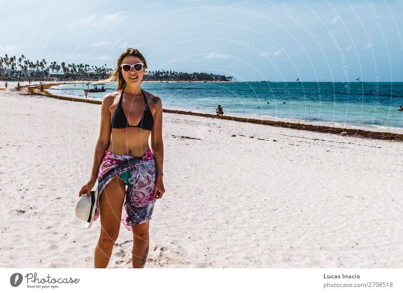 Mädchen an den Bavaro Stränden in Punta Cana, Dominikanische Republik Glück Ferien & Urlaub & Reisen Tourismus Sommer Strand Meer Insel Frau Erwachsene Umwelt