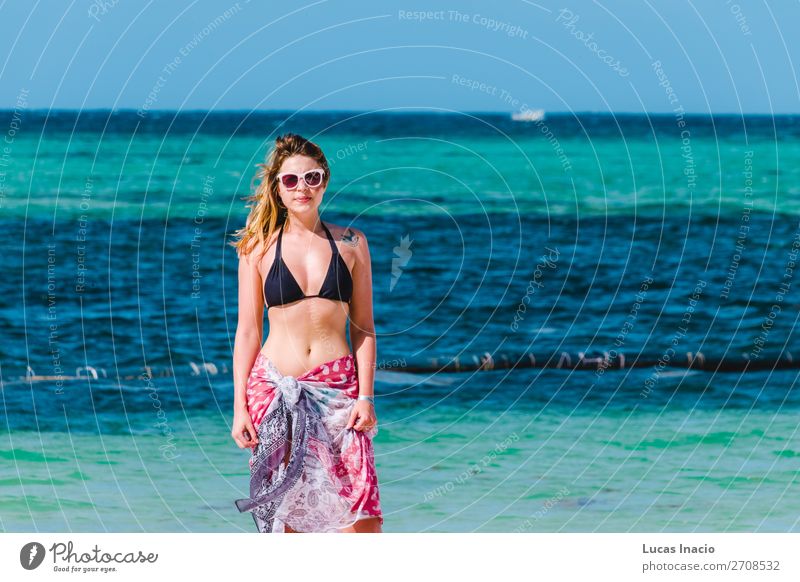 Mädchen an den Bavaro Stränden in Punta Cana, Dominikanische Republik Glück Ferien & Urlaub & Reisen Tourismus Sommer Strand Meer Insel Mensch feminin