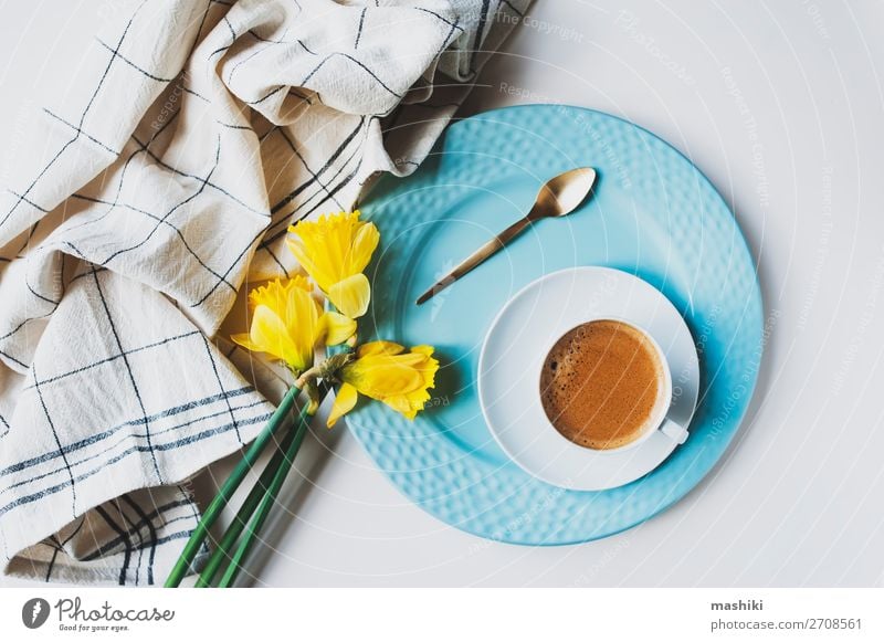 Geschirrset auf weißem Hintergrund für Frühling oder Ostern Abendessen Kaffee Teller Besteck Gabel Dekoration & Verzierung Tisch Restaurant Menschengruppe Blume