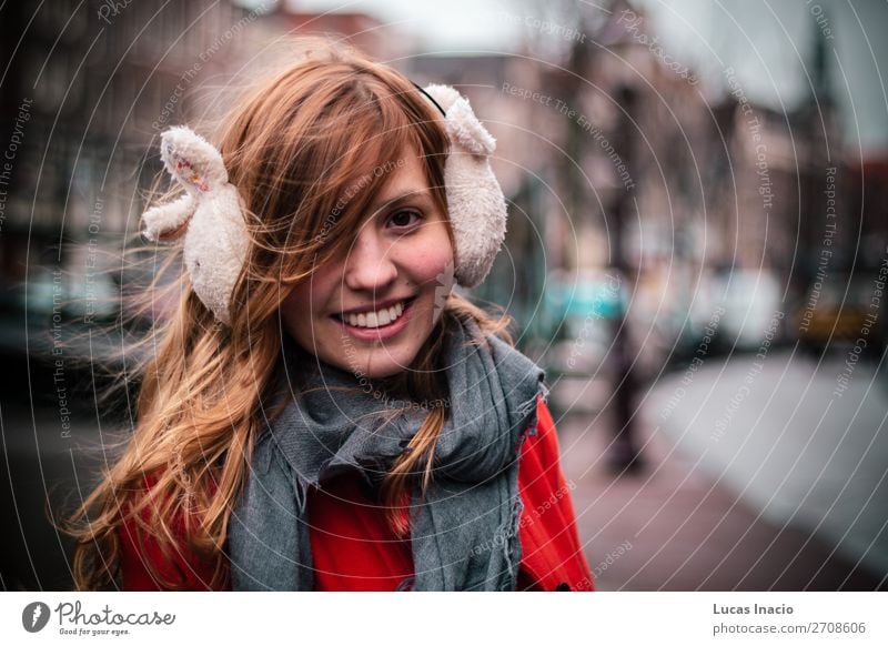 Mädchen lächelnd in Amsterdam, Niederlande Ferien & Urlaub & Reisen Tourismus Winter Haus Büro Business Frau Erwachsene Wolken Stadtzentrum Hochhaus Gebäude