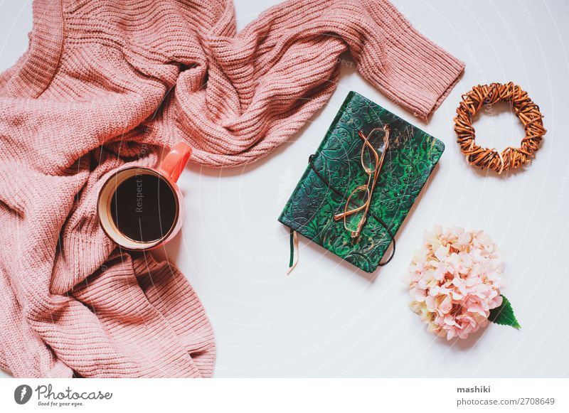 Herbst oder Sommer Gartentischaufsatz mit gemütlichem Pullover Frühstück Kaffee Design Erholung Freizeit & Hobby Ferien & Urlaub & Reisen