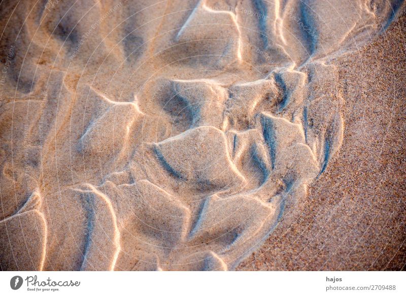 Muster im Sand Sommer Strand braun hoch tief Textur Struktur Sandstrand abstrakt Natur Hintergrund Farbfoto Außenaufnahme Nahaufnahme Strukturen & Formen