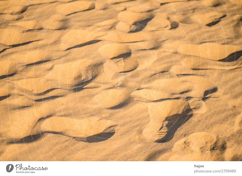 Sandstrand mit Mustern Sommer Strand braun Formen Verwehungen Urlaub Hintergrund neutral Natur Ferien Farbfoto Außenaufnahme Menschenleer Textfreiraum links