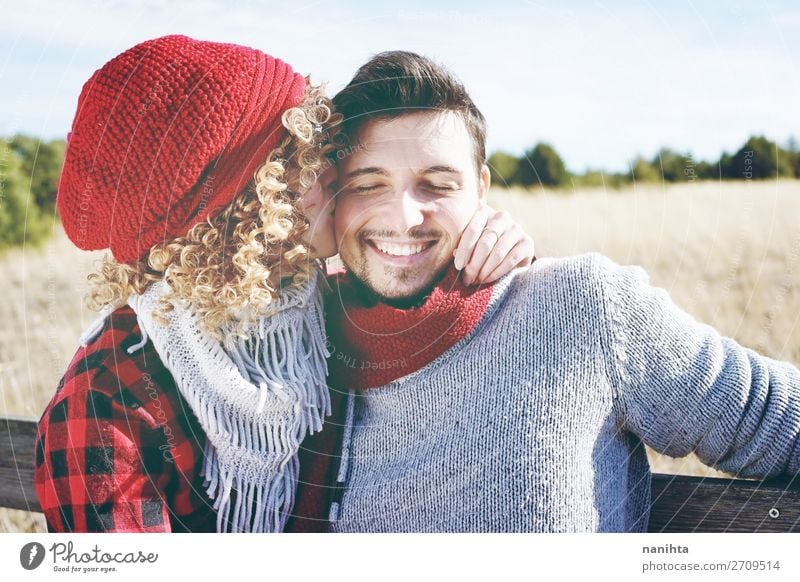 Romantisches junges Paar von einem Küssen Lifestyle Freude Glück schön Leben Sonnenbad Valentinstag Mensch Frau Erwachsene Mann Familie & Verwandtschaft Partner