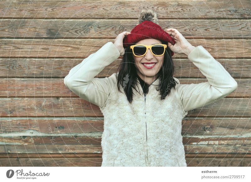 Junge Frau mit Mütze und Sonnenbrille im Winter Lifestyle Freude Ferien & Urlaub & Reisen Ausflug Schnee Mensch feminin Jugendliche Erwachsene 1 30-45 Jahre