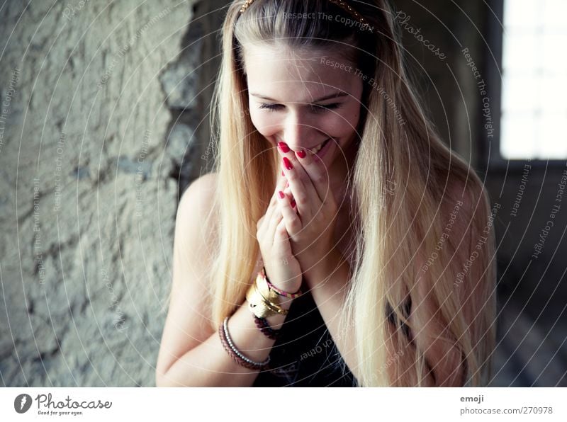 : ] feminin Junge Frau Jugendliche 1 Mensch 18-30 Jahre Erwachsene blond langhaarig schön Glück Lächeln Schüchternheit verlegen Farbfoto Innenaufnahme Tag