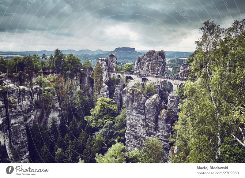 Vintage getontes Bild der Basteibrücke, Deutschland. Ferien & Urlaub & Reisen Tourismus Ausflug Abenteuer Sightseeing Berge u. Gebirge wandern Natur Landschaft