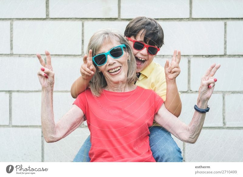 lustige Großmutter und Enkel mit Sonnenbrille Lifestyle Freude Ferien & Urlaub & Reisen Sommer Ruhestand Mensch maskulin feminin Kind Großeltern Senior