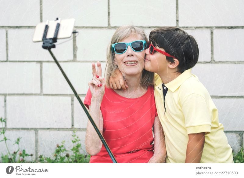 lustige Großmutter und Enkel mit Sonnenbrille machen Selfie mit Smartphone Lifestyle Freude Ruhestand Funktelefon Fotokamera Mensch maskulin feminin