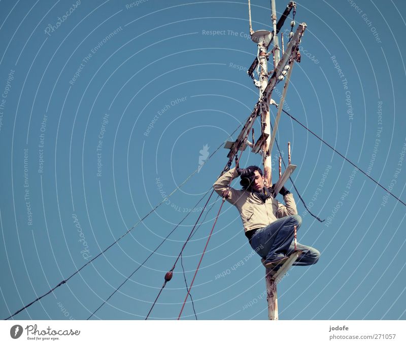 Hiddensee | taking pictures Mensch maskulin 1 18-30 Jahre Jugendliche Erwachsene festhalten blau weiß Fotografieren Mast Seil Wasserfahrzeug gefährlich