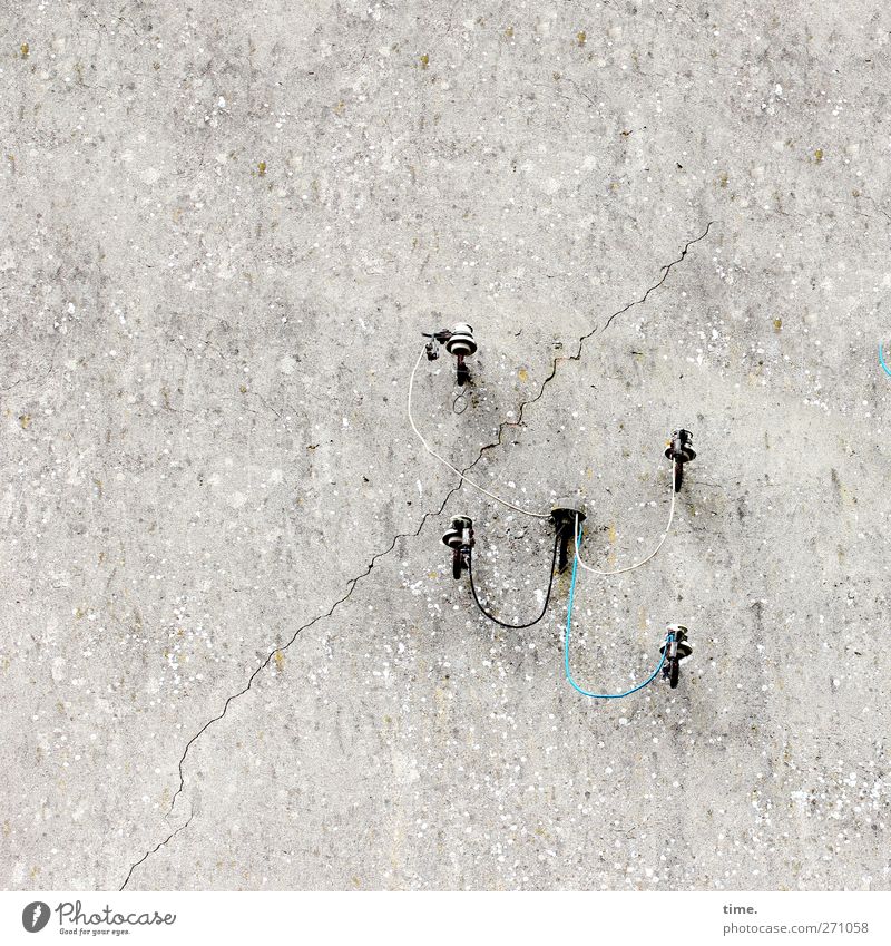 Hiddensee | PowerHouse Technik & Technologie Energiewirtschaft Energiekrise Mauer Wand alt dreckig kaputt Armut skurril 5 Riss Farbfoto Gedeckte Farben