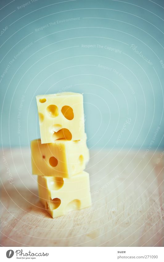 Dreikäsehoch Lebensmittel Käse Milcherzeugnisse Ernährung Bioprodukte Vegetarische Ernährung frech lecker lustig blau gelb Idee Kreativität Käsewürfel Humor