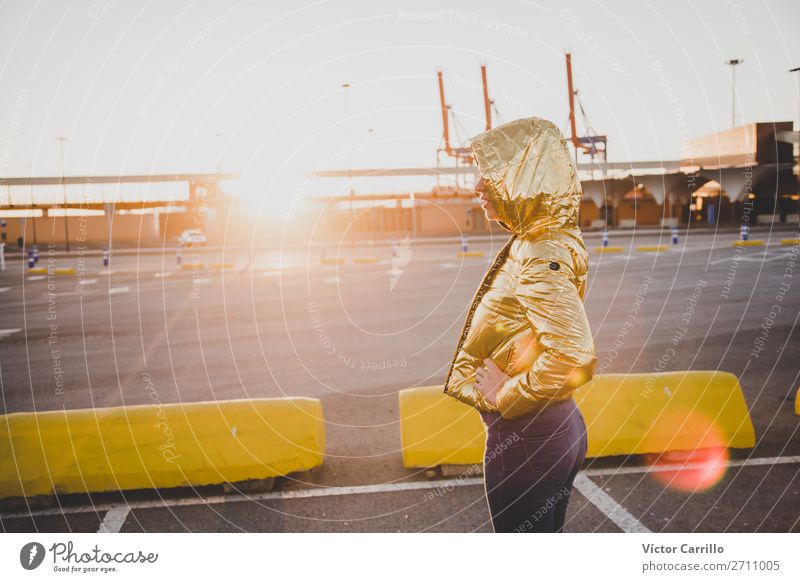 Junge Frau in einem Sonnenuntergangsfoto mit goldener Jacke Lifestyle feminin Jugendliche Erwachsene Körper 1 Mensch 30-45 Jahre Verkehr Schifffahrt Kreuzfahrt