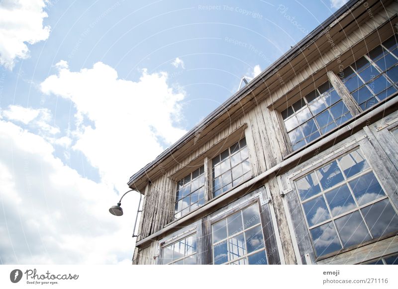 himmelhoch - jauchzend Himmel Wolken Schönes Wetter Haus Traumhaus Industrieanlage Bauwerk Gebäude Architektur Mauer Wand Fassade blau Reflexion & Spiegelung