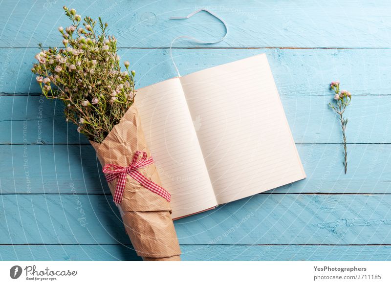 Blumenstrauß und offenes Notizbuch auf einem blauen Tisch elegant Schreibtisch Feste & Feiern Valentinstag Muttertag Hochzeit Pflanze Liebe Fröhlichkeit frisch