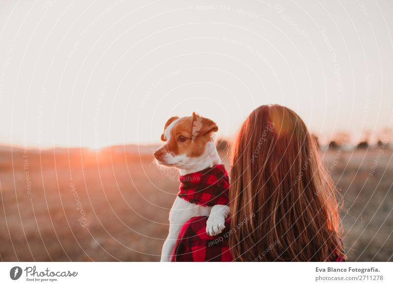 Frau und Hund bei Sonnenuntergang passende Kleidung Lifestyle Freude Glück schön Freundschaft Natur Landschaft Tier Herbst Mode Haustier Lächeln Freundlichkeit