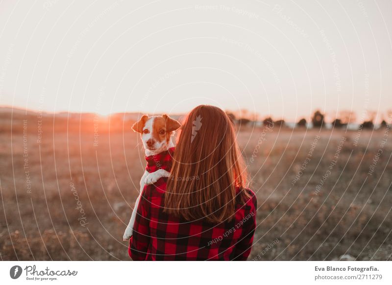 Frau und Hund bei Sonnenuntergang passende Kleidung Lifestyle Freude Glück schön Freundschaft Natur Landschaft Tier Herbst Mode Haustier Lächeln Freundlichkeit