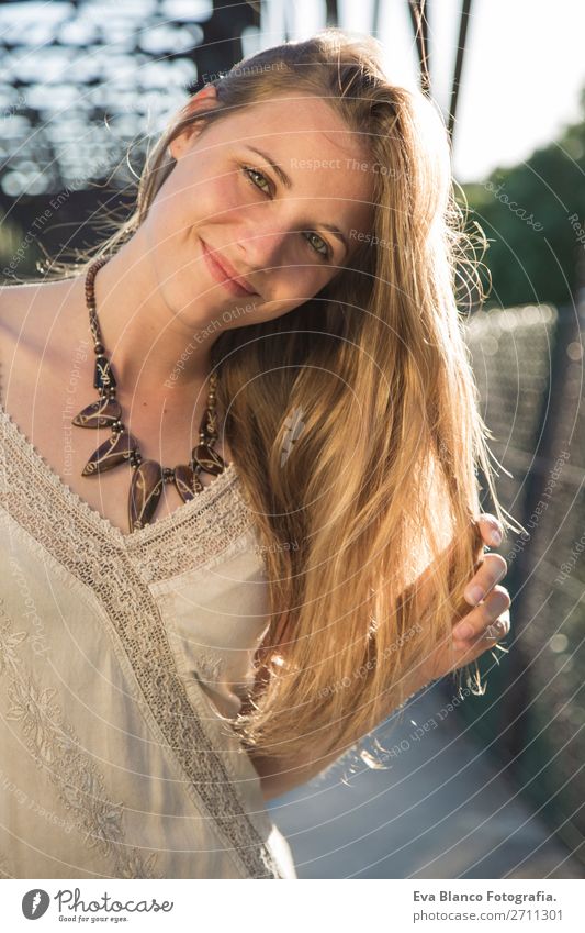 Porträt einer schönen Frau bei Sonnenuntergang Lifestyle Freude Glück Haut Gesicht Erholung Sommer Mensch Erwachsene Hand Natur Landschaft Wärme Brücke blond