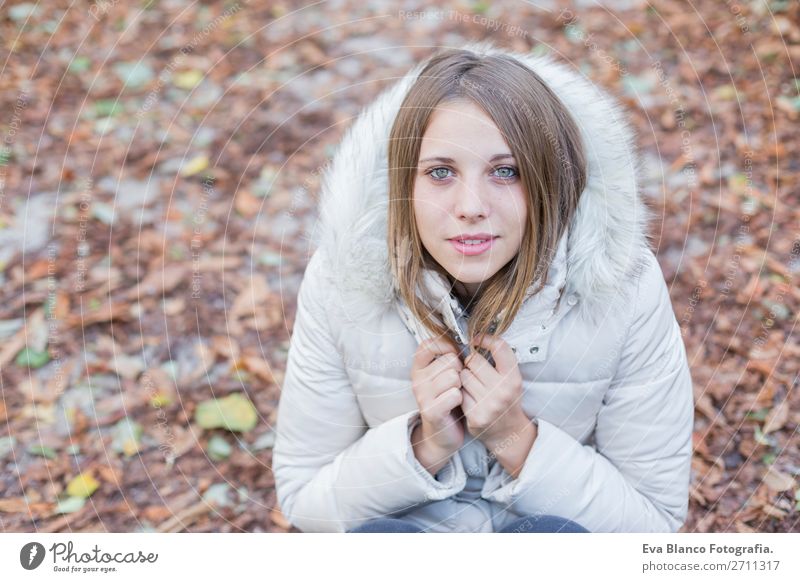 Porträt einer schönen Frau im Winter im Freien Lifestyle Stil Glück Erwachsene Lippen Natur Herbst Wetter Blatt Park Mode Mantel blond Lächeln lachen niedlich