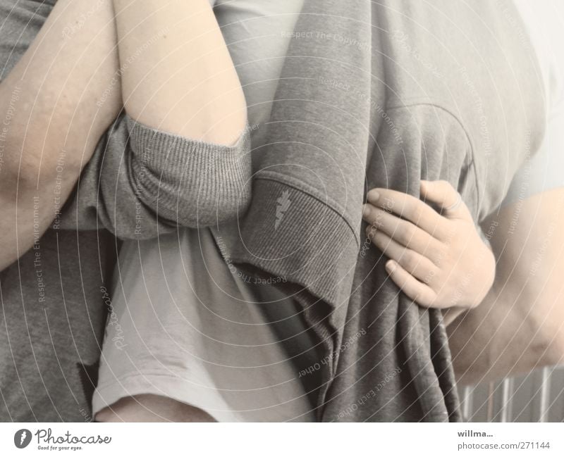 Junges Paar umarmt sich, nur Hände und Arme Junge Frau Jugendliche Junger Mann Hand Mensch 18-30 Jahre Erwachsene T-Shirt Pullover berühren festhalten Liebe