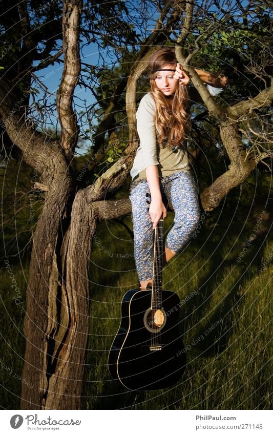 Inspirationslos? Freizeit & Hobby Junge Frau Jugendliche 1 Mensch 18-30 Jahre Erwachsene Künstler Musik Musiker Gitarre Natur Baum Garten Wiese Wald Accessoire