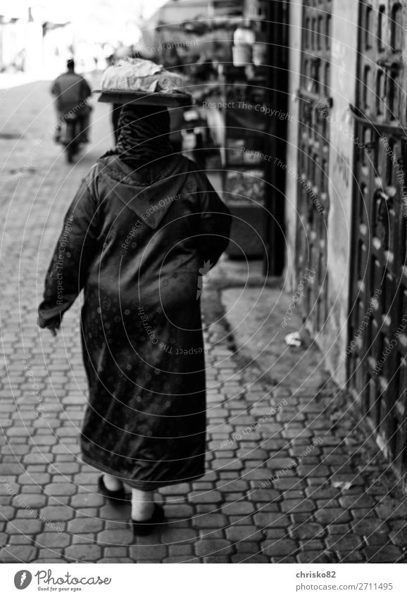 Kopftransport kaufen Stil Frau Erwachsene 1 Mensch Stadt Altstadt Mantel Kaftan Kopftuch laufen tragen außergewöhnlich feminin Kraft Tatkraft Leidenschaft