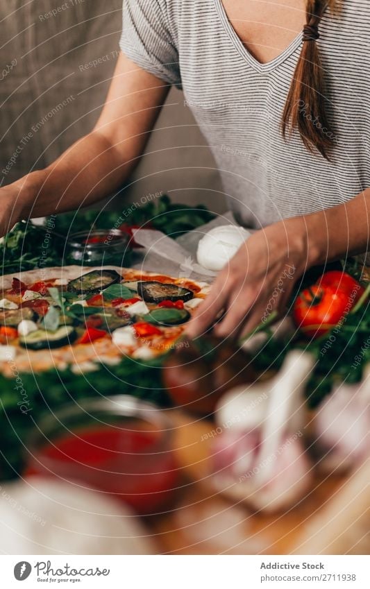 Getreidefrau bereitet Pizza zu Frau kochen & garen sortieren Gemüse Italienisch Küche Mahlzeit vorbereitend Saucen gebastelt Essen zubereiten Vorbereitung