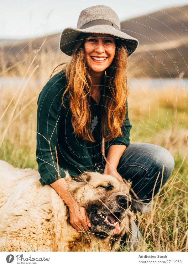 Lächelnde Frau mit Hund Streicheln Natur Glück Tier Haustier Freundschaft Erwachsene groß schön Jugendliche Liebe Freizeit & Hobby Lifestyle Spielen heiter