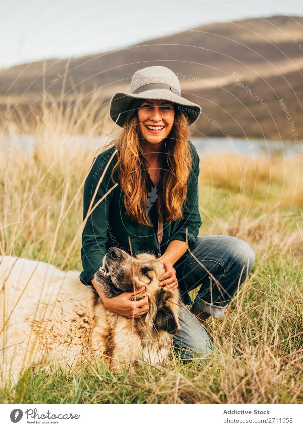 Lächelnde Frau mit Hund Streicheln Natur Glück Tier Haustier Freundschaft Erwachsene groß schön Jugendliche Liebe Freizeit & Hobby Lifestyle Spielen heiter