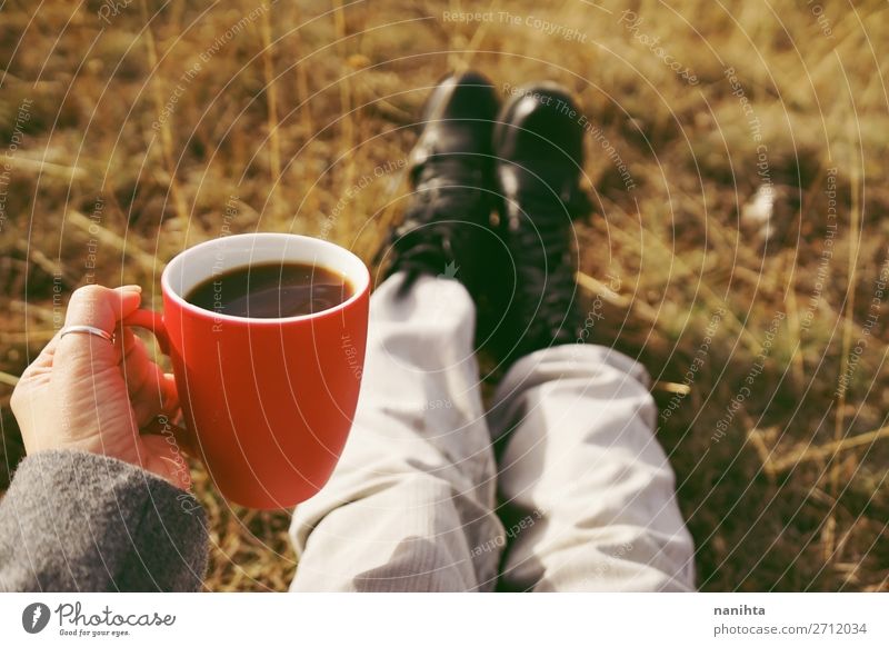 Eine Person, die eine Tasse Kaffee oder lösliches Getreide hält. Ernährung Frühstück Bioprodukte Getränk Heißgetränk Tee Lifestyle Gesundheitswesen Erholung